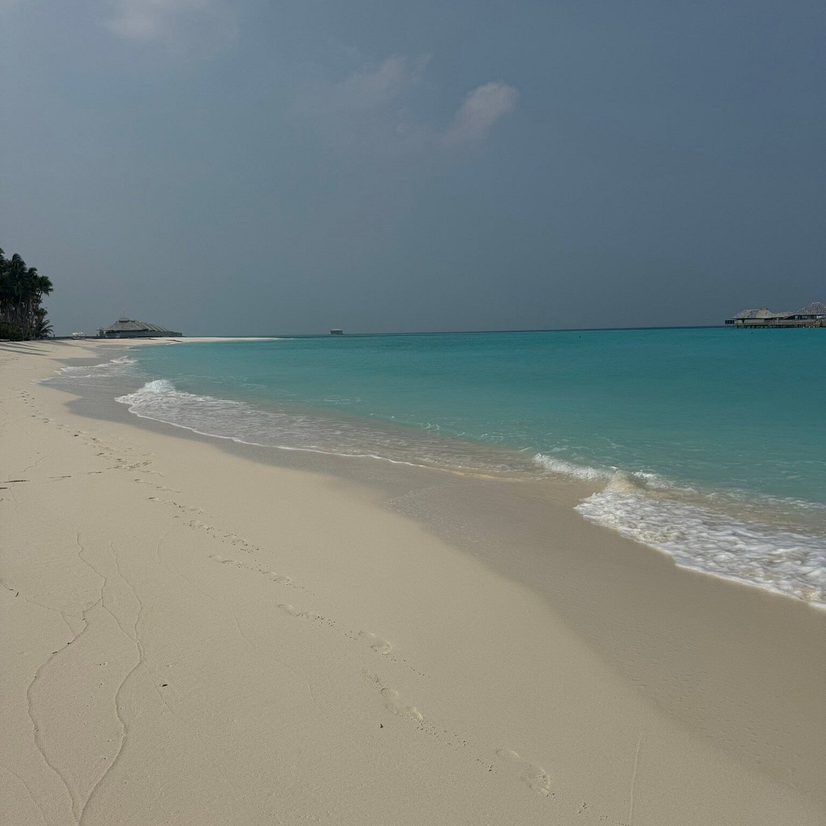Soneva Secret - praia de areia branca, água turquesa no resort de luxo nas Ilhas Maldivas