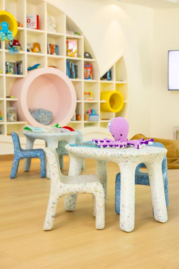 The Nautilus Maldives - área de recreação infantil, móveis coloridos no resort de luxo nas Ilhas Maldivas