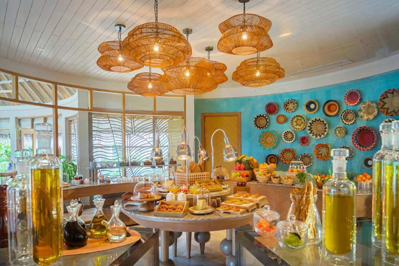 The Nautilus Maldives - buffet, decoração tropical no resort de luxo nas Ilhas Maldivas