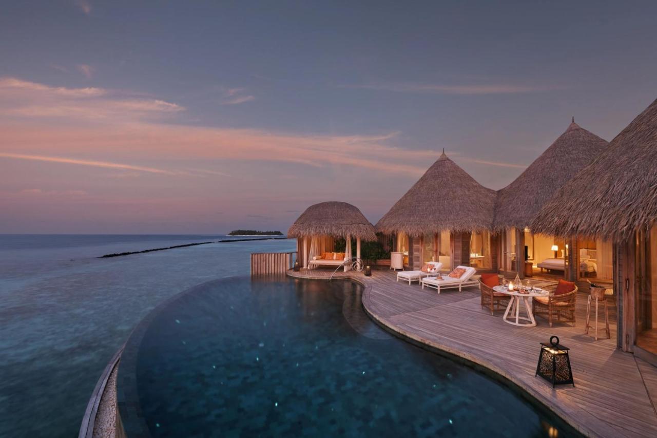 The Nautilus Maldives - piscina infinita, telhado de palha no resort de luxo nas Ilhas Maldivas