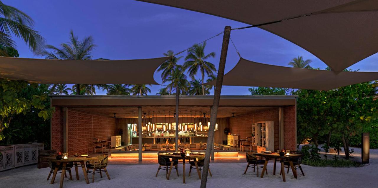 The Ritz-Carlton Maldives, Fari Islands - bar ao ar livre, ambiente tropical no resort de luxo nas Ilhas Maldivas