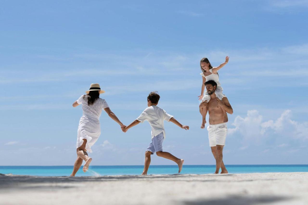 The Ritz-Carlton Maldives, Fari Islands - família, praia no resort de luxo nas Ilhas Maldivas