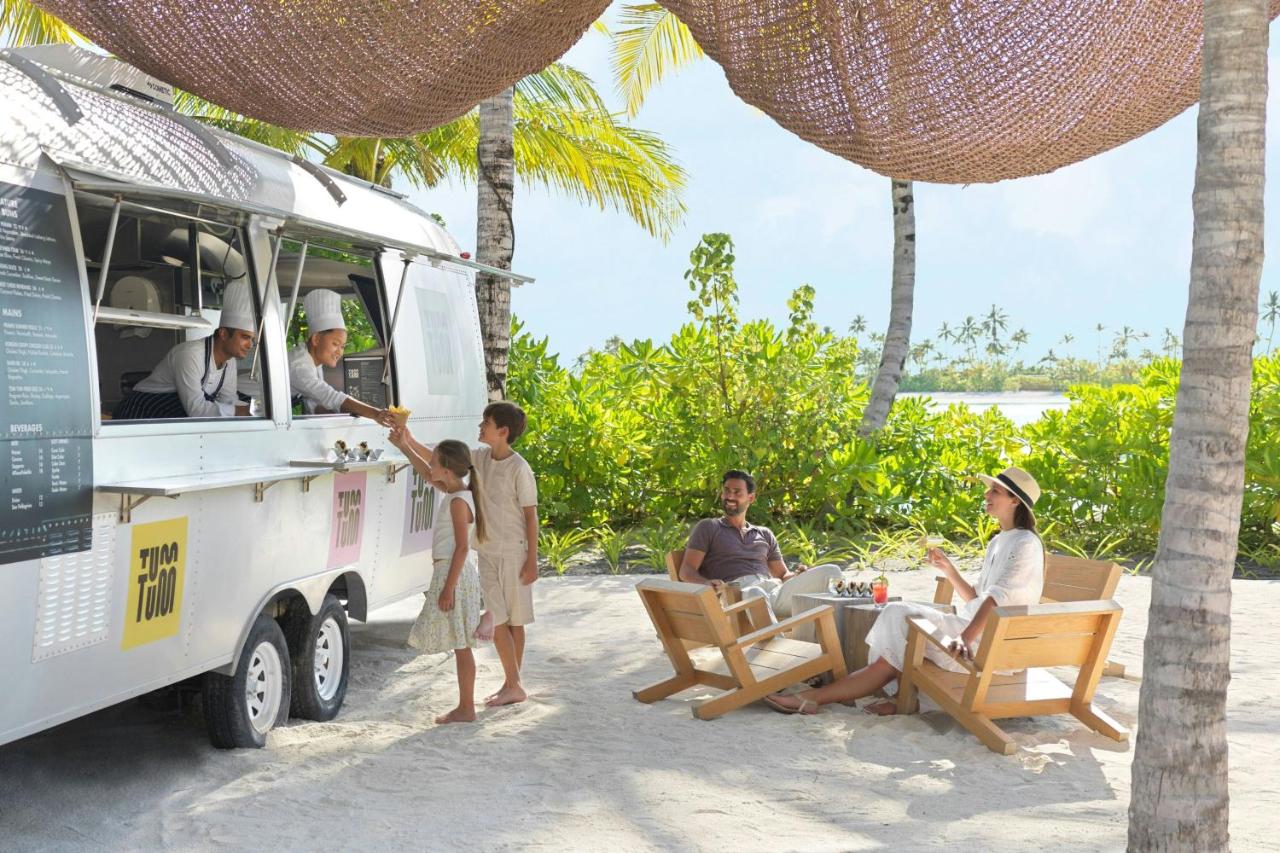 The Ritz-Carlton Maldives, Fari Islands - food truck, interação familiar no resort de luxo nas Ilhas Maldivas