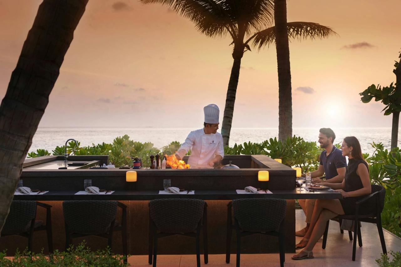 The Ritz-Carlton Maldives, Fari Islands - jantar ao ar livre, pôr do sol no resort de luxo nas Ilhas Maldivas