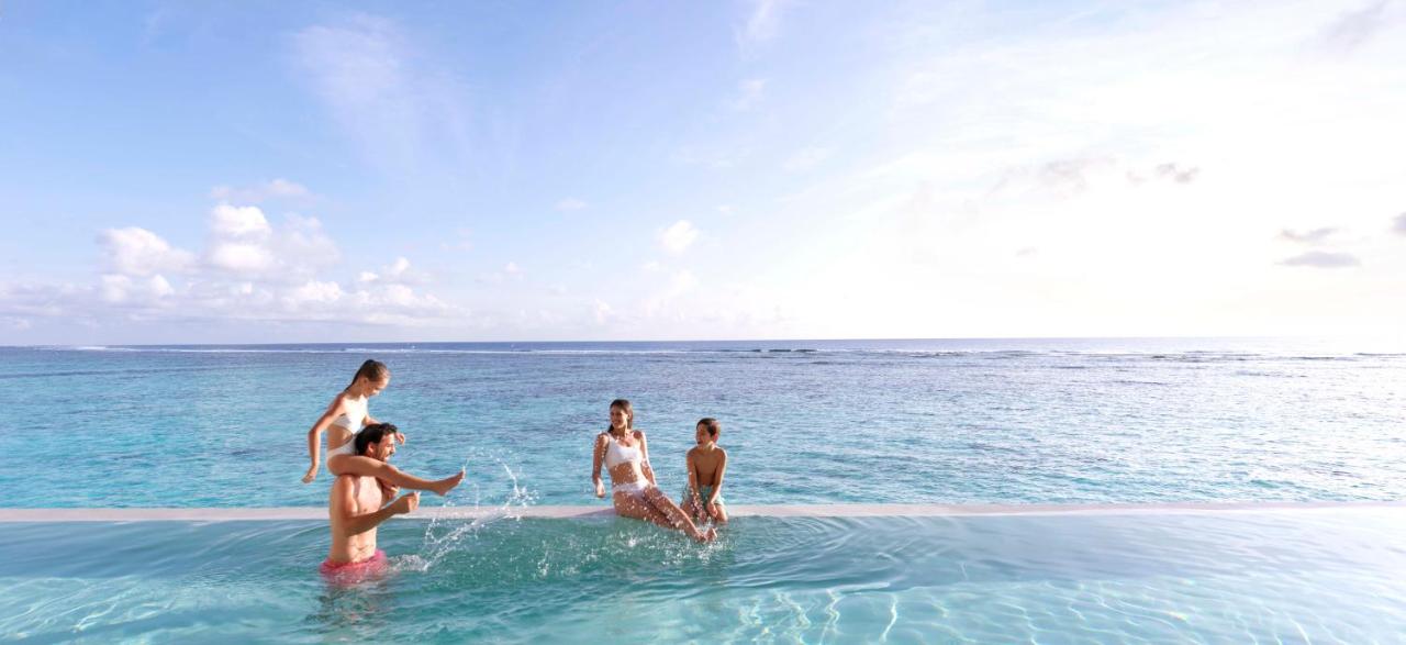 The Ritz-Carlton Maldives, Fari Islands - piscina infinita, diversão em família no resort de luxo nas Ilhas Maldivas