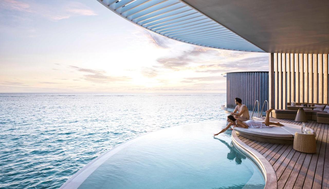 The Ritz-Carlton Maldives, Fari Islands - piscina infinita, pôr do sol no resort de luxo nas Ilhas Maldivas
