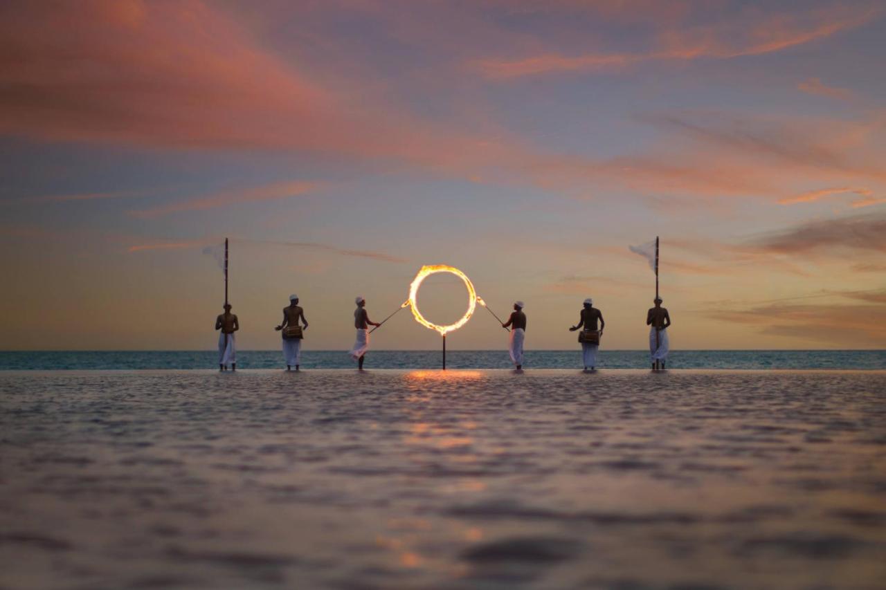 The Ritz-Carlton Maldives, Fari Islands - pôr do sol, apresentação de fogo no resort de luxo nas Ilhas Maldivas