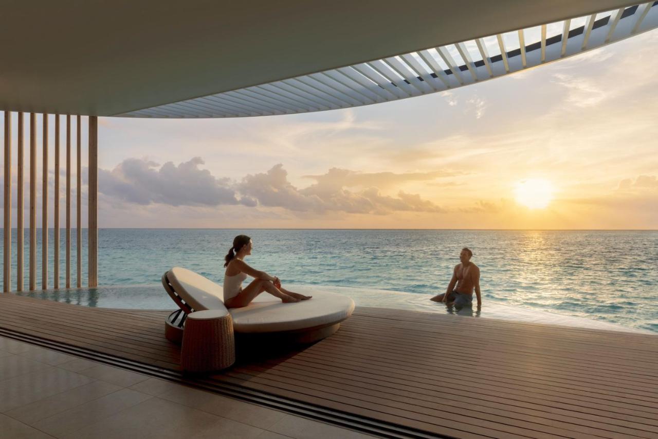 The Ritz-Carlton Maldives, Fari Islands - pôr do sol, piscina infinita no resort de luxo nas Ilhas Maldivas
