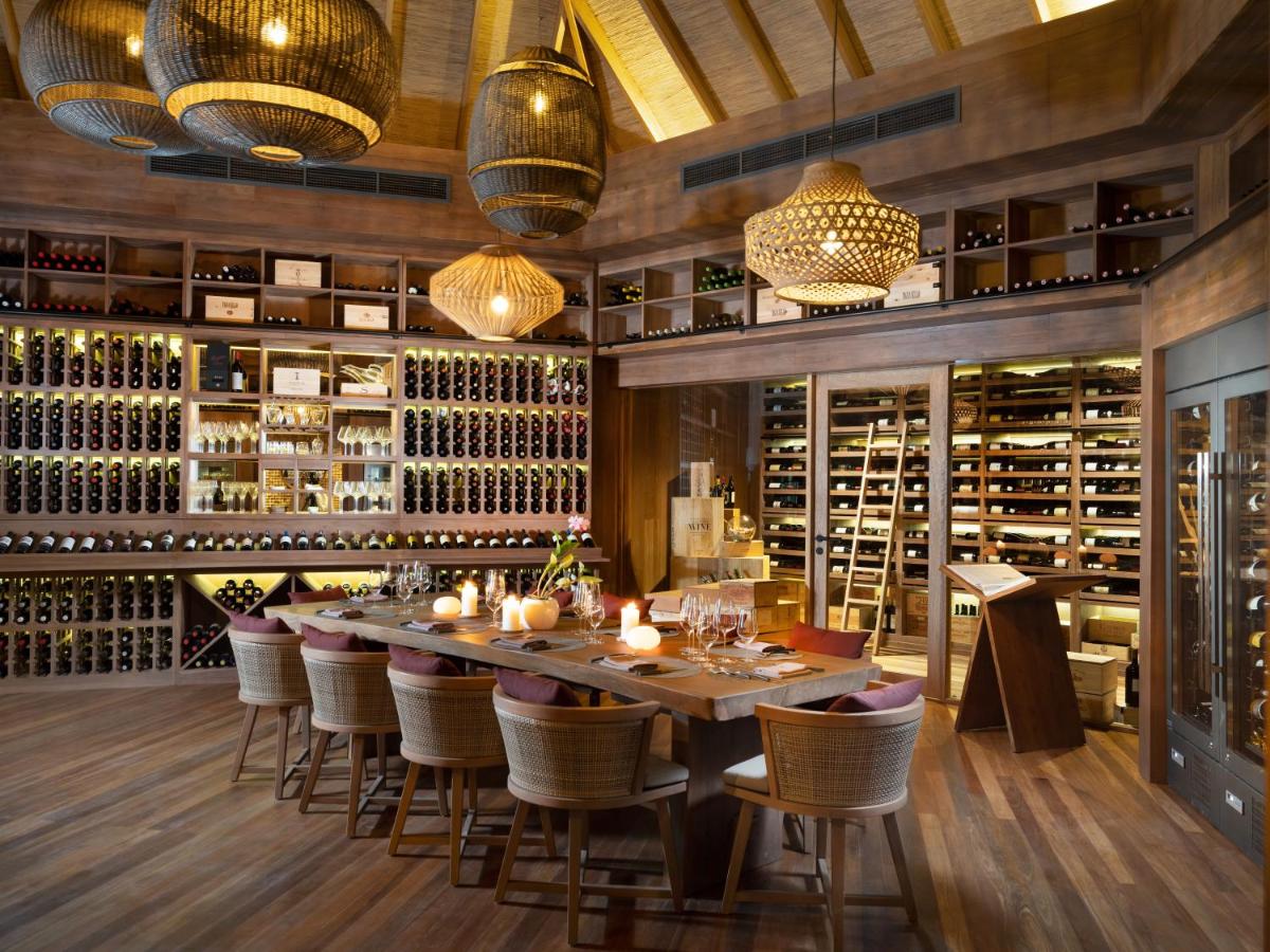 Vakkaru Maldives - adega de vinhos, decoração em madeira no resort de luxo nas Ilhas Maldivas