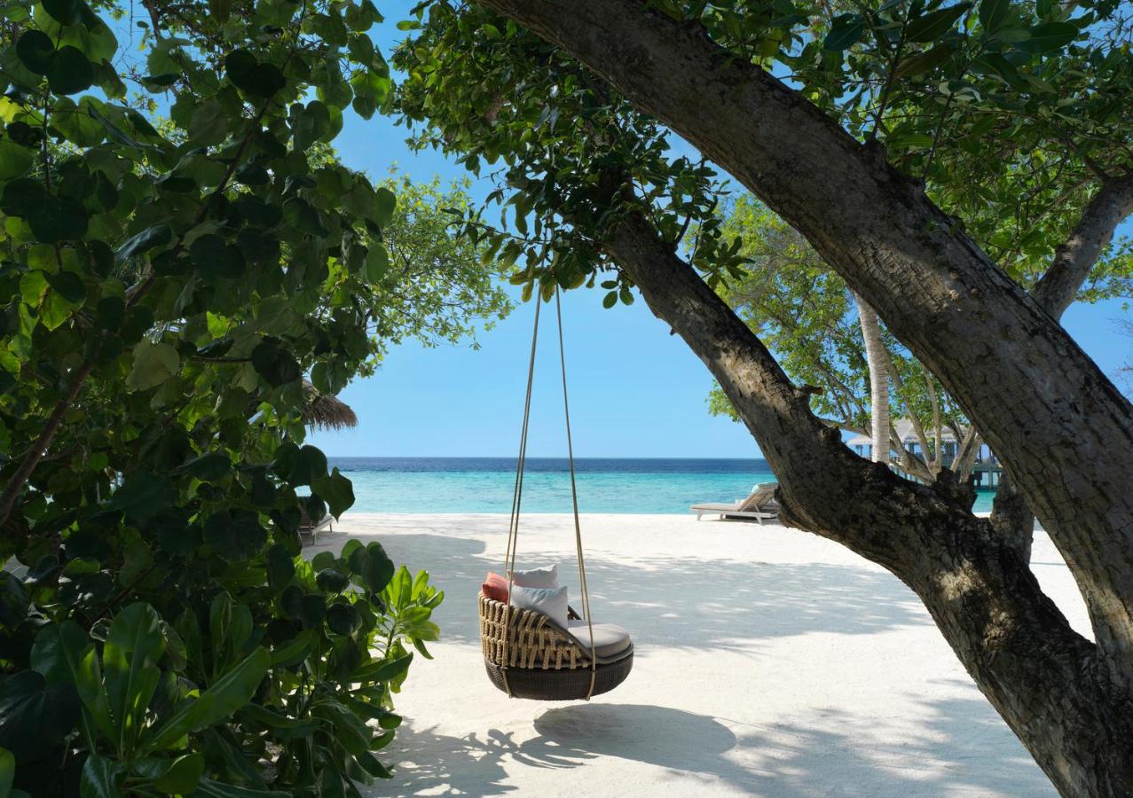 Vakkaru Maldives - cadeira suspensa, areia branca no resort de luxo nas Ilhas Maldivas