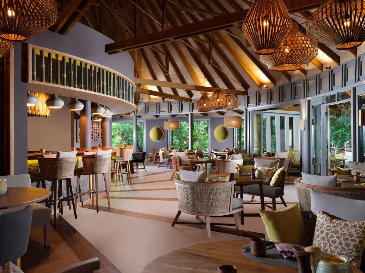 Vakkaru Maldives - decoração moderna, vigas de madeira no resort de luxo nas Ilhas Maldivas