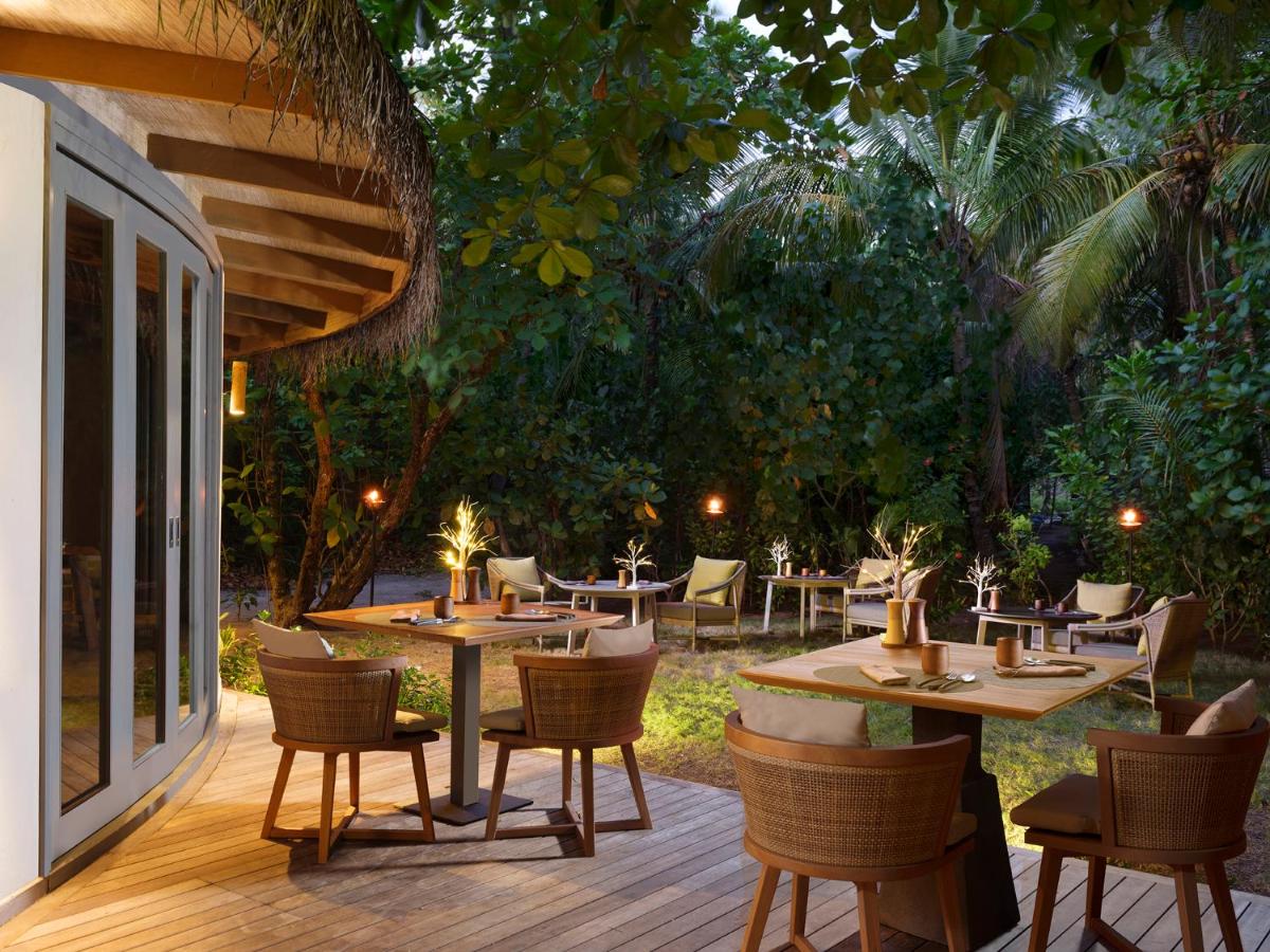 Vakkaru Maldives - jantar ao ar livre, vegetação tropical no resort de luxo nas Ilhas Maldivas