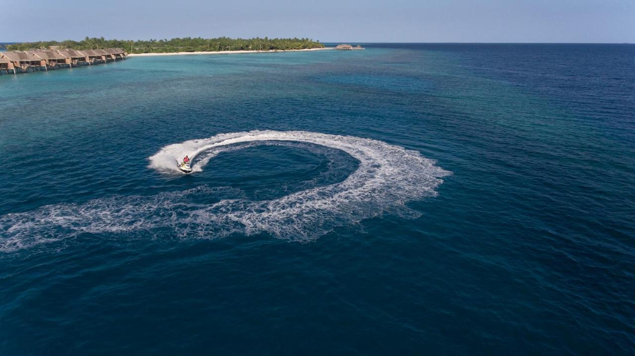 Vakkaru Maldives - jet ski, lagoa turquesa no resort de luxo nas Ilhas Maldivas
