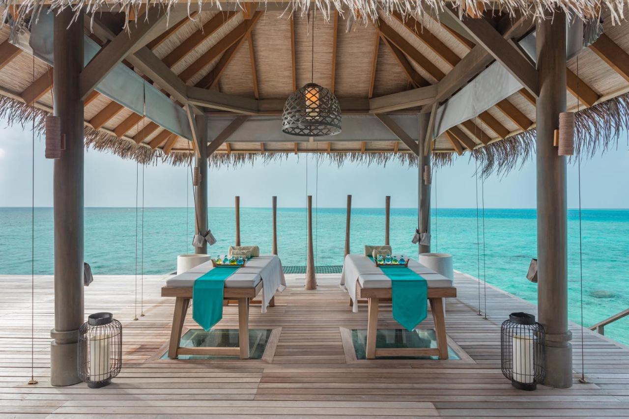 Vakkaru Maldives - pavilhão sobre a água, mesas de massagem no resort de luxo nas Ilhas Maldivas