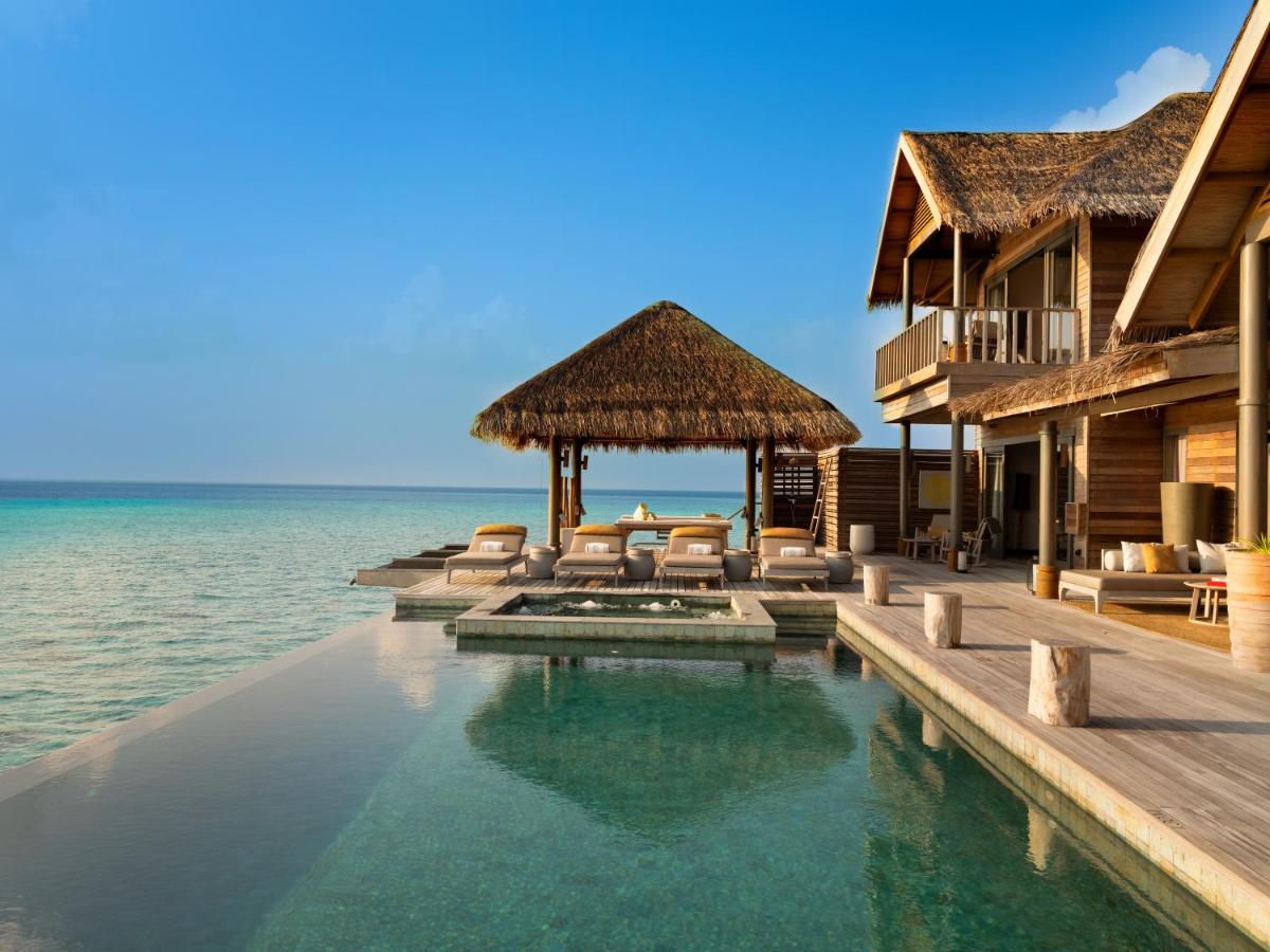Vakkaru Maldives - piscina infinita, vila sobre a água no resort de luxo nas Ilhas Maldivas