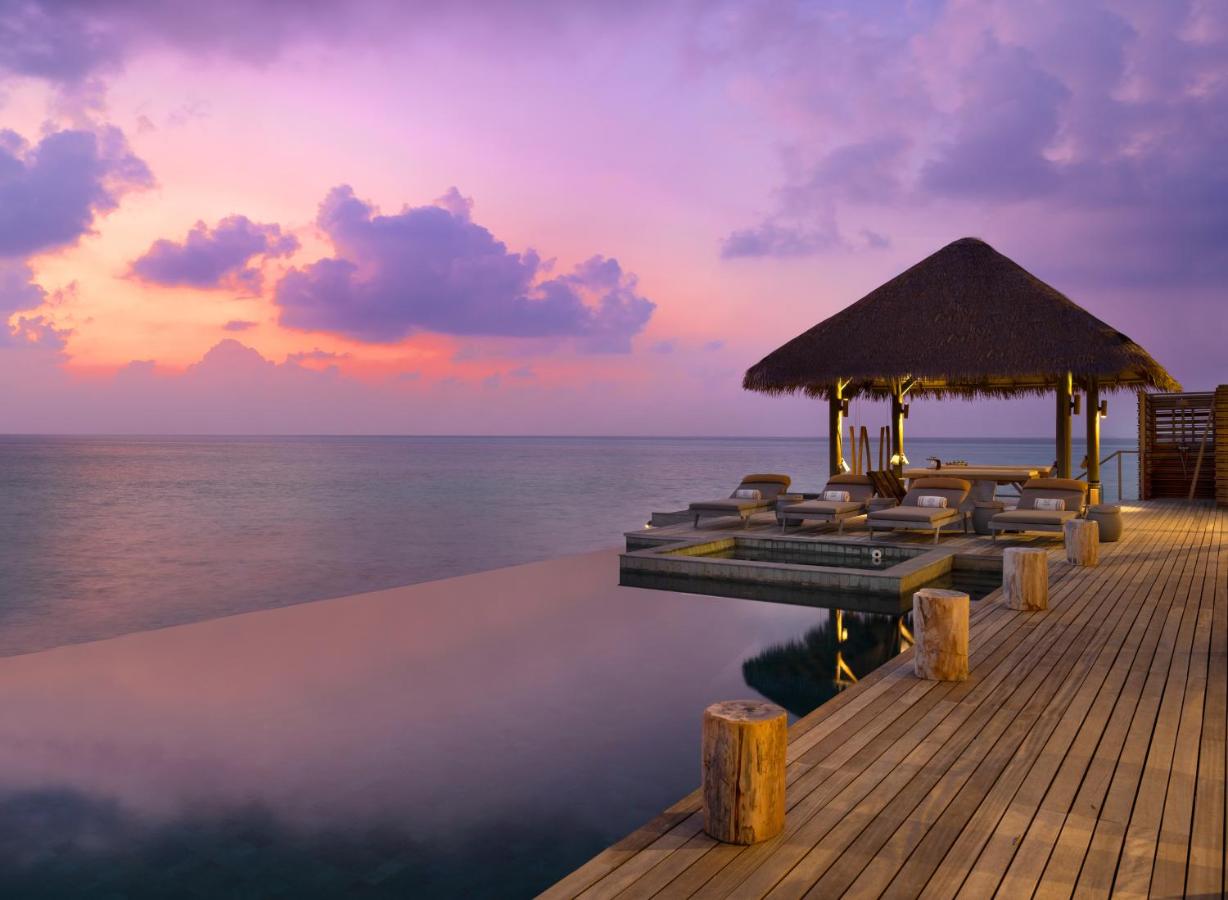 Vakkaru Maldives - piscina infinita, pôr do sol no resort de luxo nas Ilhas Maldivas