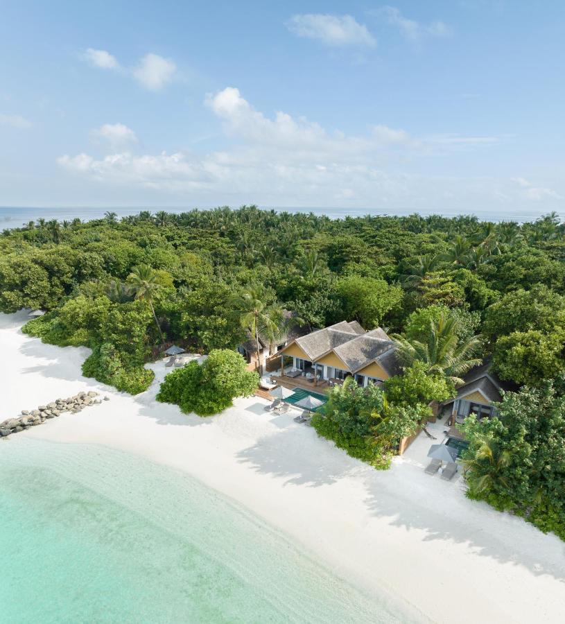 Vakkaru Maldives - vegetação tropical, praia de areia branca no resort de luxo nas Ilhas Maldivas