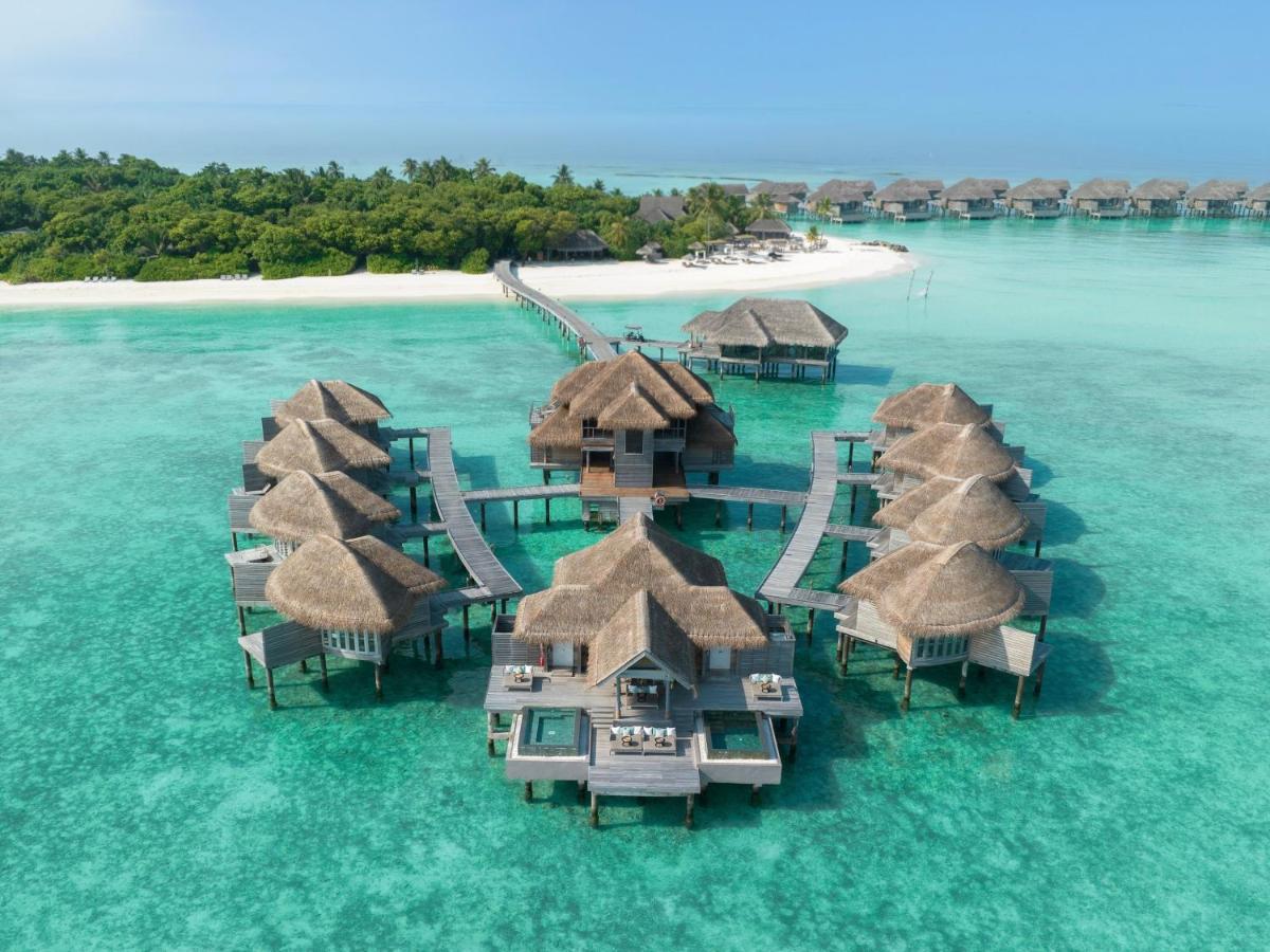 Vakkaru Maldives - villas sobre a água, telhados de palha no resort de luxo nas Ilhas Maldivas