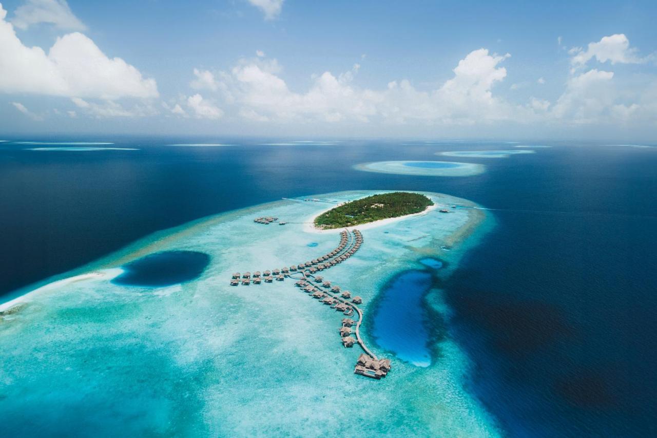 Vakkaru Maldives - vista aérea, vilas sobre a água no resort de luxo nas Ilhas Maldivas