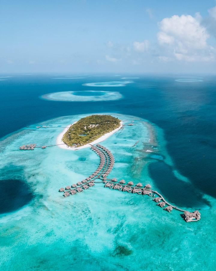 Vakkaru Maldives - vista aérea, vilas sobre a água no resort de luxo nas Ilhas Maldivas