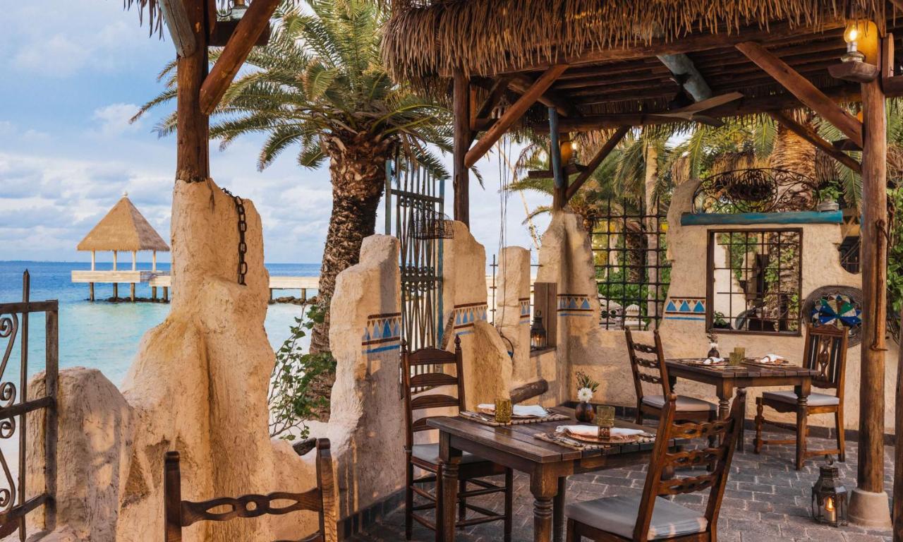 Waldorf Astoria Maldives Ithaafushi - jantar ao ar livre, decoração rústica no resort de luxo nas Ilhas Maldivas