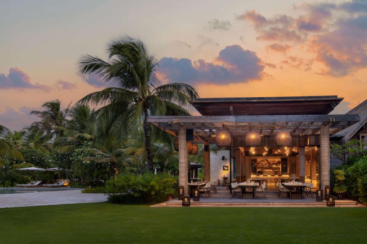 Waldorf Astoria Maldives Ithaafushi - jantar ao ar livre, pôr do sol no resort de luxo nas Ilhas Maldivas
