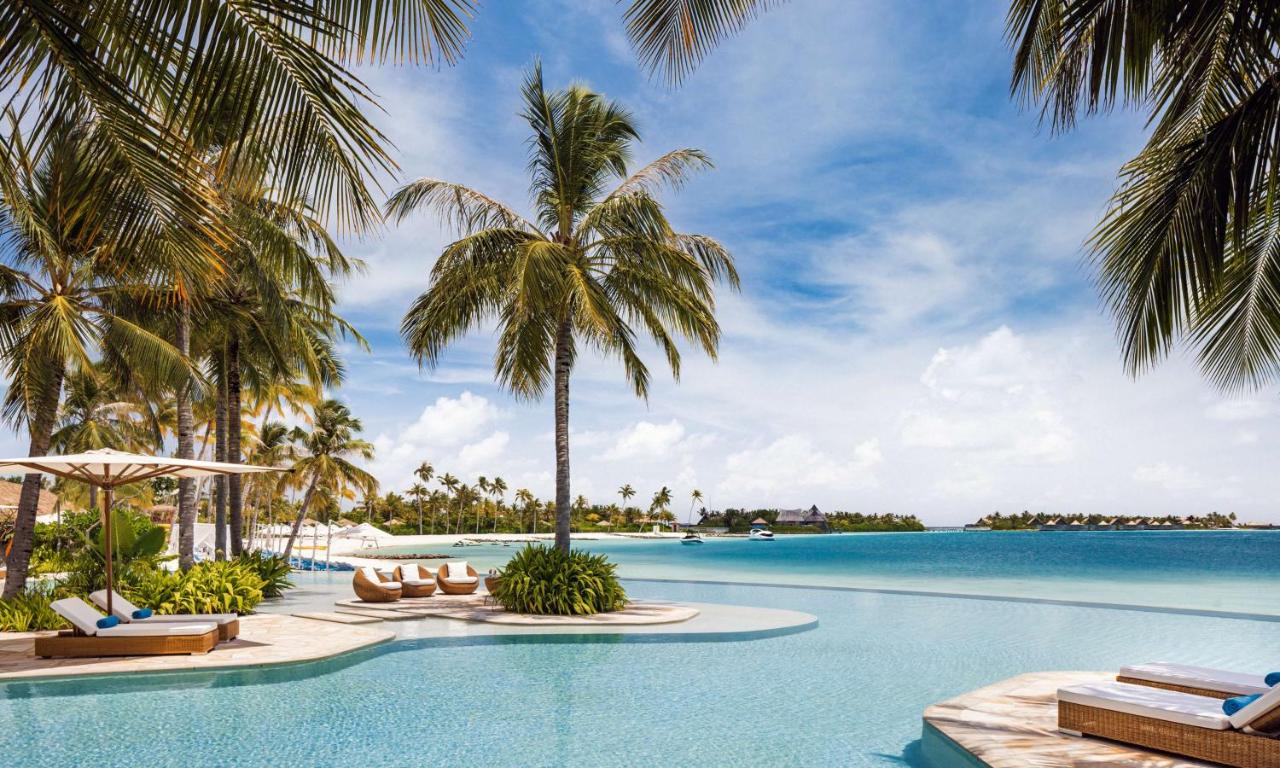 Waldorf Astoria Maldives Ithaafushi - piscina infinita, vegetação tropical no resort de luxo nas Ilhas Maldivas