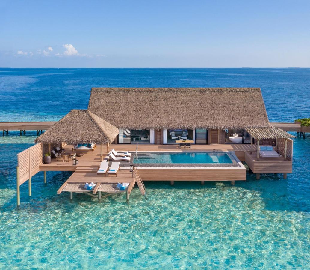 Waldorf Astoria Maldives Ithaafushi - piscina infinita, telhado de palha no resort de luxo nas Ilhas Maldivas