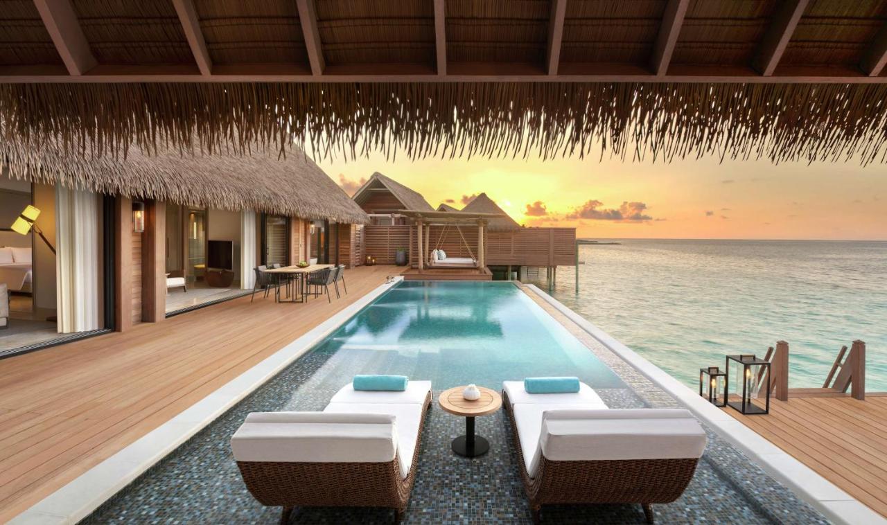Waldorf Astoria Maldives Ithaafushi - piscina infinita, pôr do sol no resort de luxo nas Ilhas Maldivas