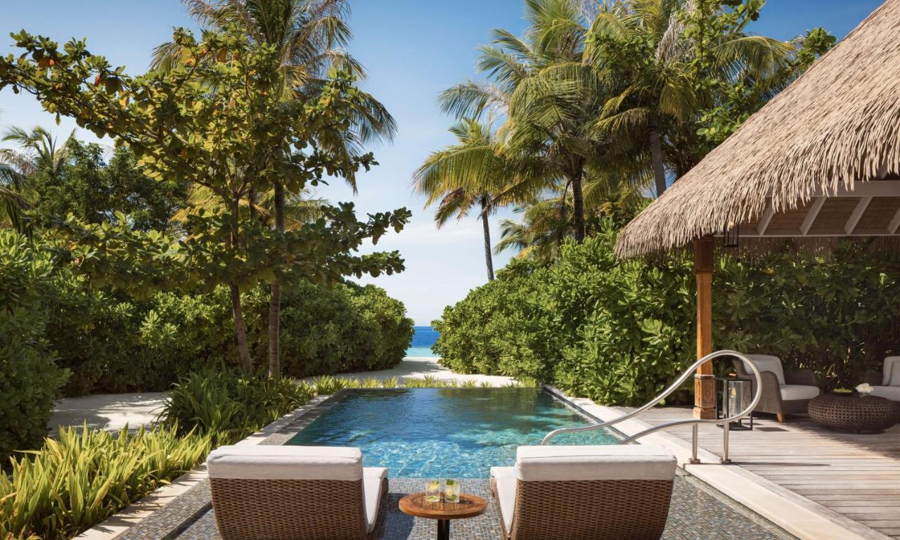 Waldorf Astoria Maldives Ithaafushi - piscina privativa, vegetação tropical no resort de luxo nas Ilhas Maldivas