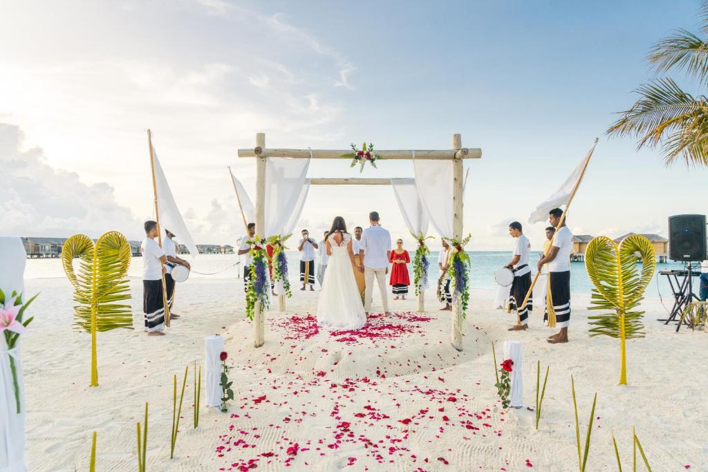 You and Me - casamento na praia, altar no resort de luxo nas Ilhas Maldivas