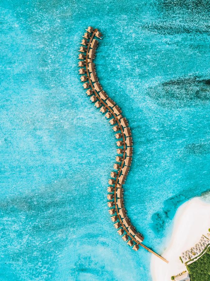 You and Me - vista aérea, vilas sobre a água no resort de luxo nas Ilhas Maldivas